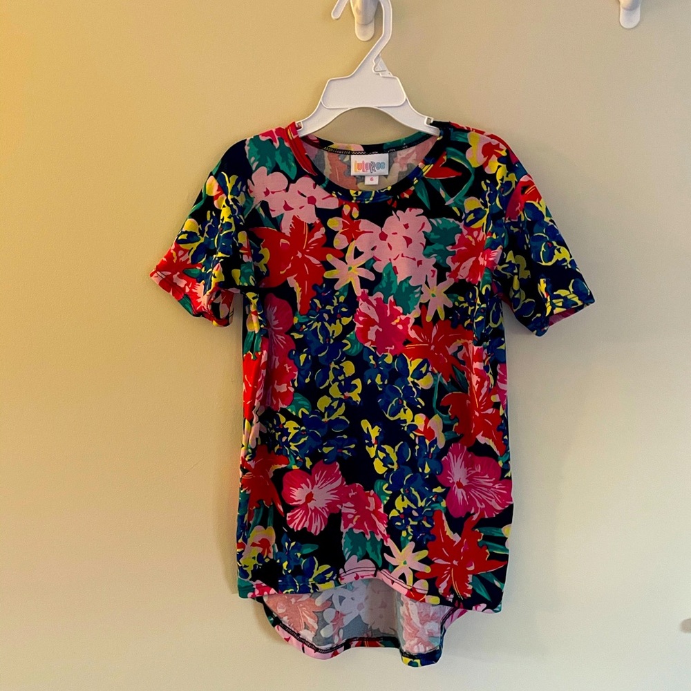 🌹🌹Lularoe Gracie little girl’s shirt